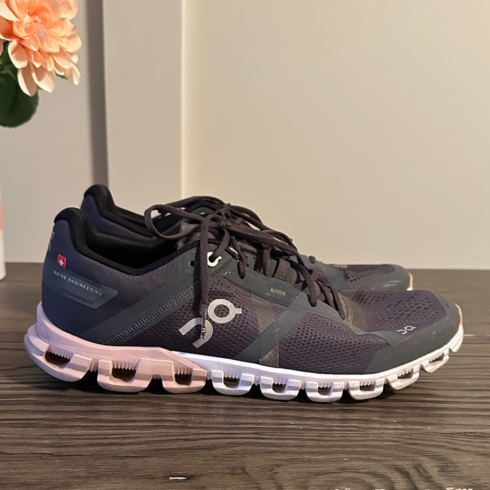 On Cloud Dark Gray w/ Pink White Ombré Cloudflow Running Shoes 9.5